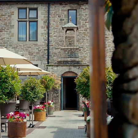 Lanelay Hall Hotel & Spa ヘンソル エクステリア 写真 The courtyard at The Old Bank Hotel