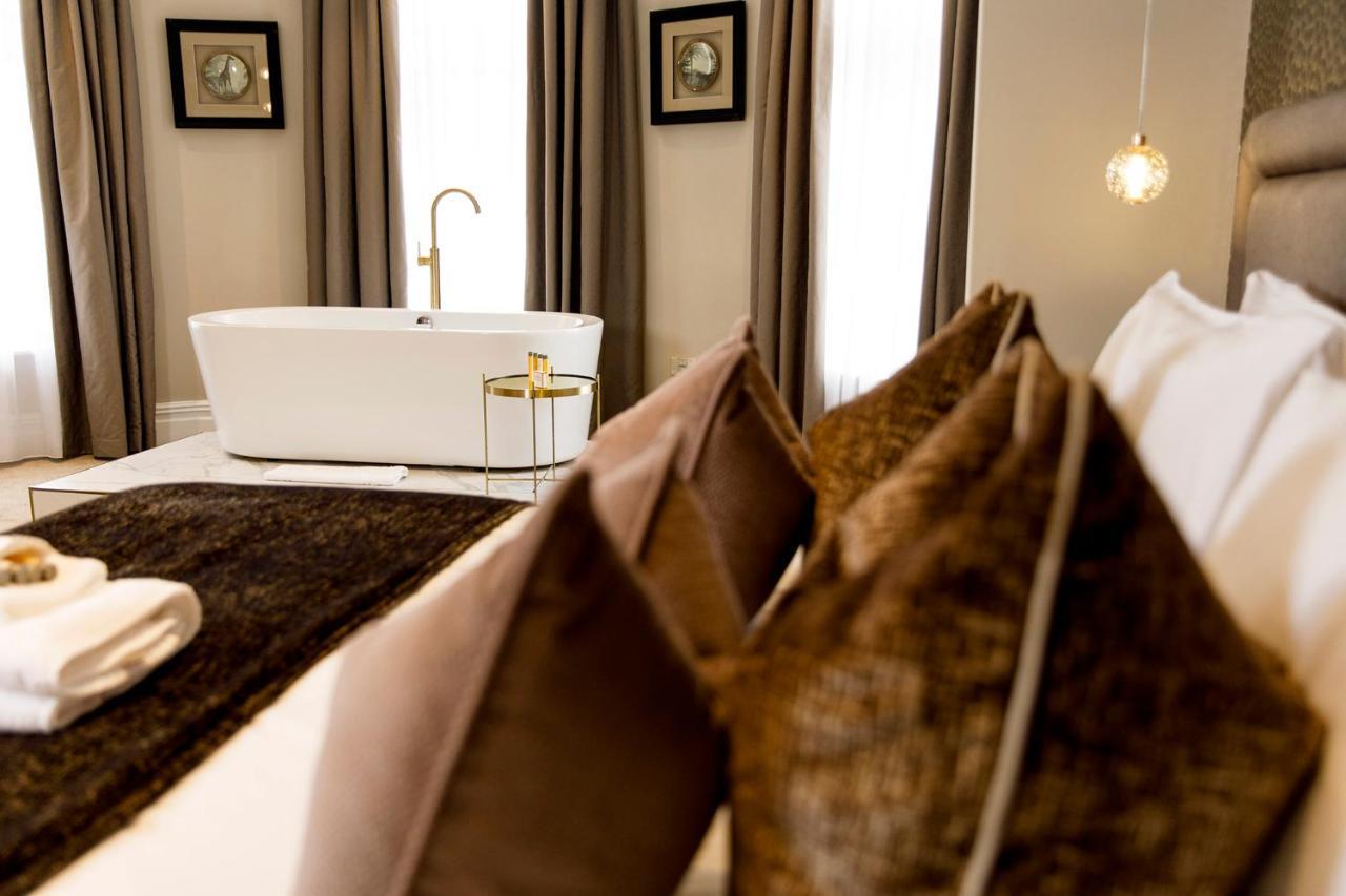 Lanelay Hall Hotel & Spa ヘンソル エクステリア 写真 A suite at the hotel
