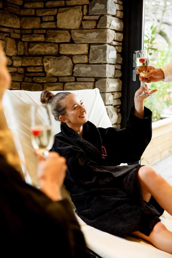 Lanelay Hall Hotel & Spa ヘンソル エクステリア 写真 A woman in a spa