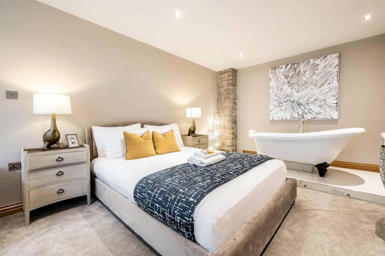 Lanelay Hall Hotel & Spa ヘンソル エクステリア 写真 The bedroom of a two-bedroom apartment at The Old Post Office