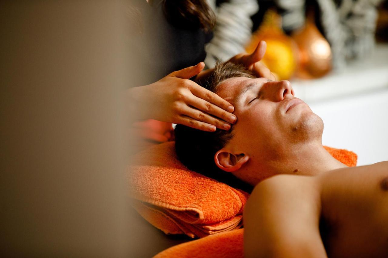 Lanelay Hall Hotel & Spa ヘンソル エクステリア 写真 A man receiving a head massage