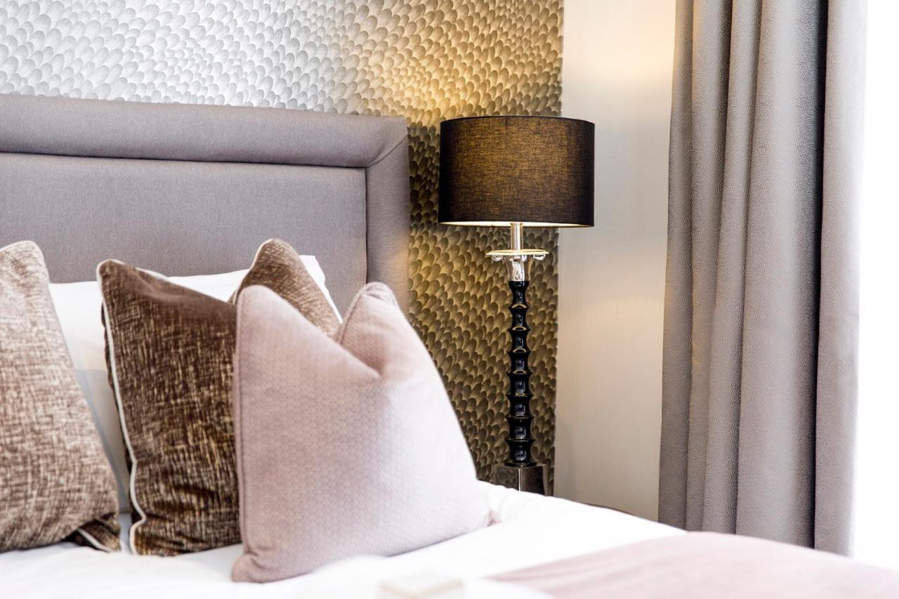 Lanelay Hall Hotel & Spa ヘンソル エクステリア 写真 A bedroom at The Ivy Collection