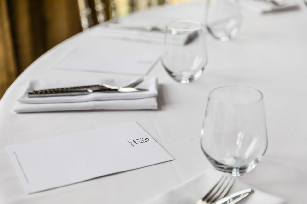 Lanelay Hall Hotel & Spa ヘンソル エクステリア 写真 A table at the restaurant