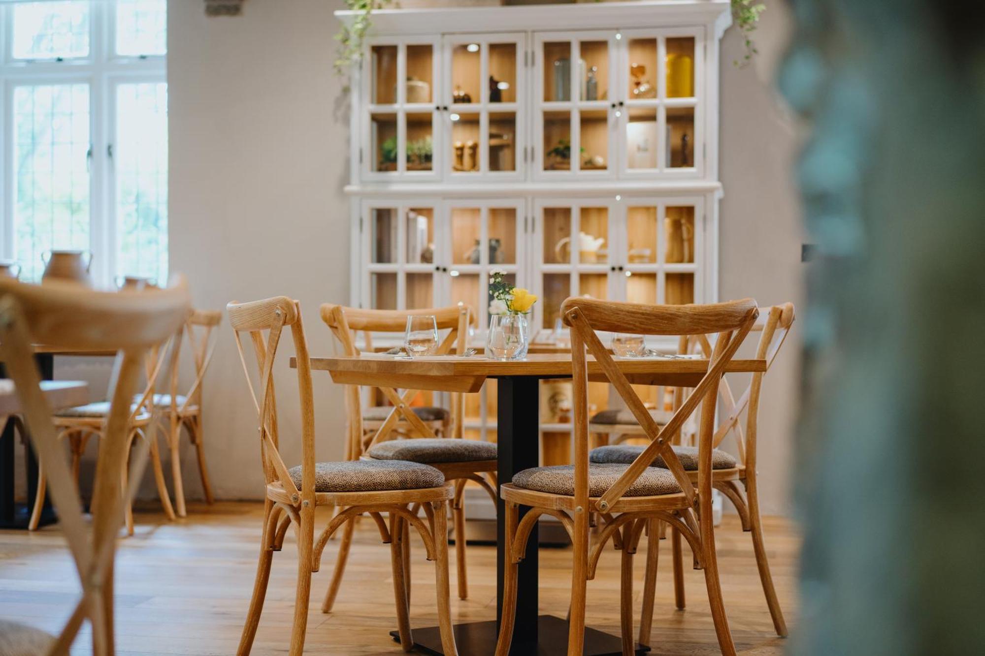 Lanelay Hall Hotel & Spa ヘンソル エクステリア 写真 Interior of the restaurant