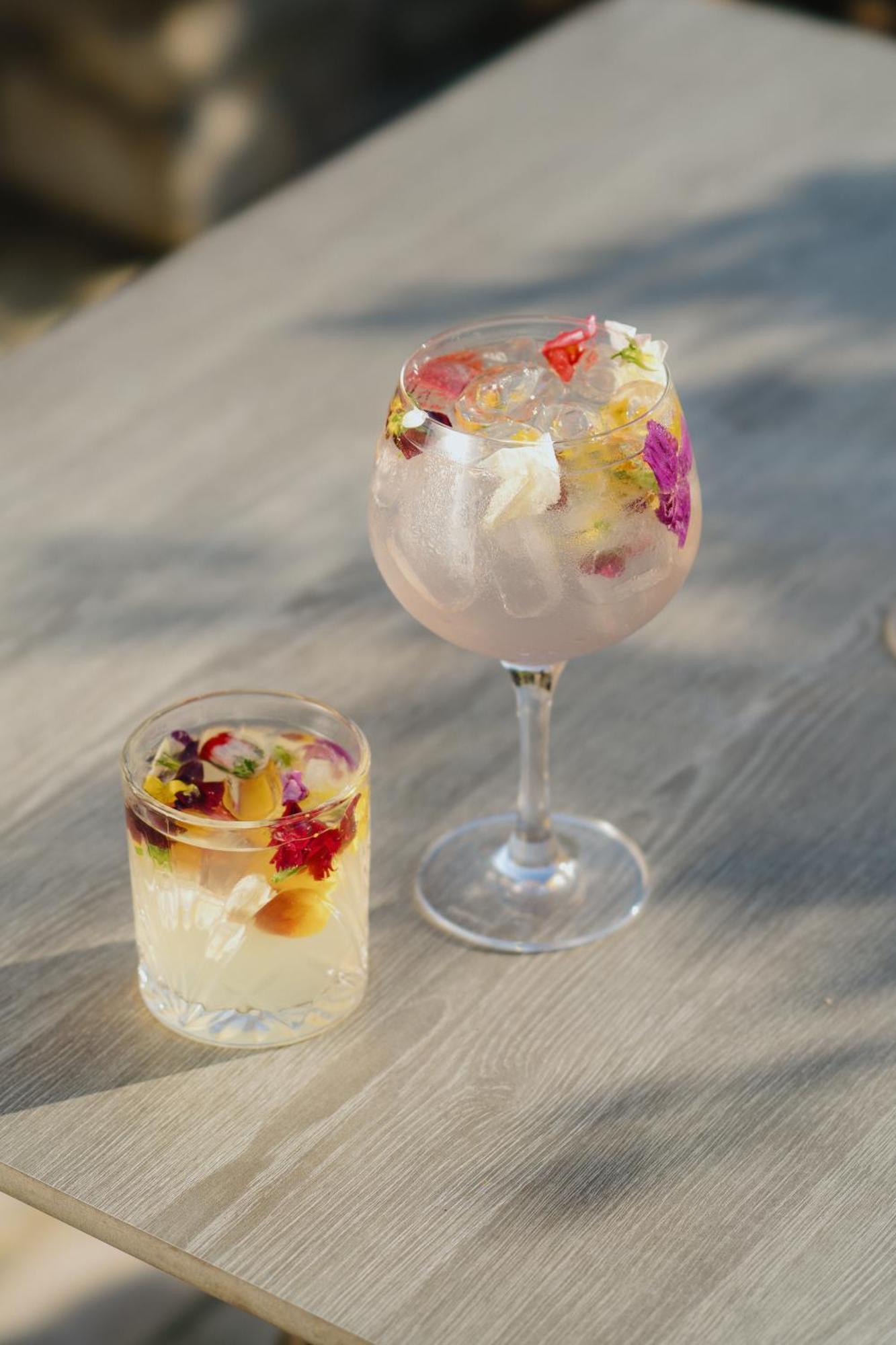 Lanelay Hall Hotel & Spa ヘンソル エクステリア 写真 A gin and tonic with edible flowers