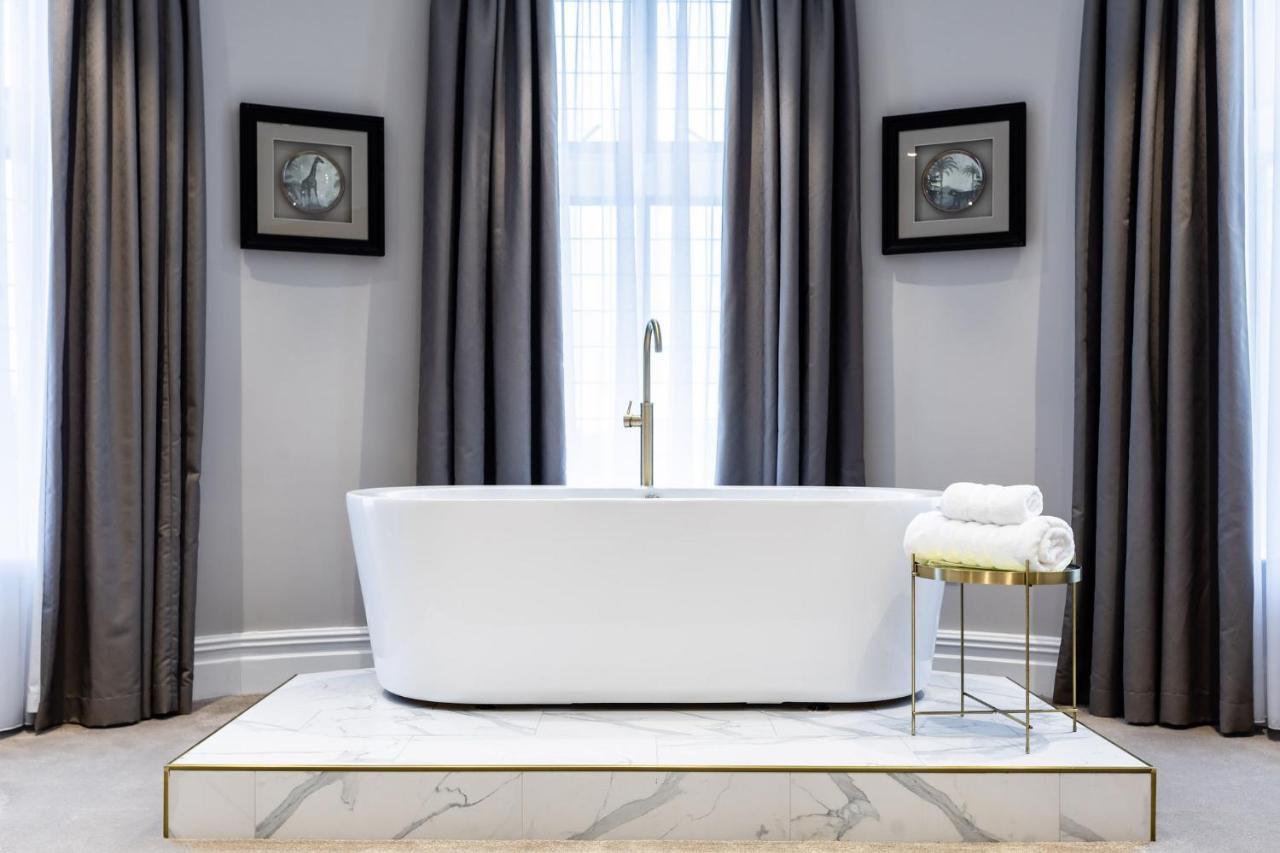 Lanelay Hall Hotel & Spa ヘンソル エクステリア 写真 A freestanding bathtub
